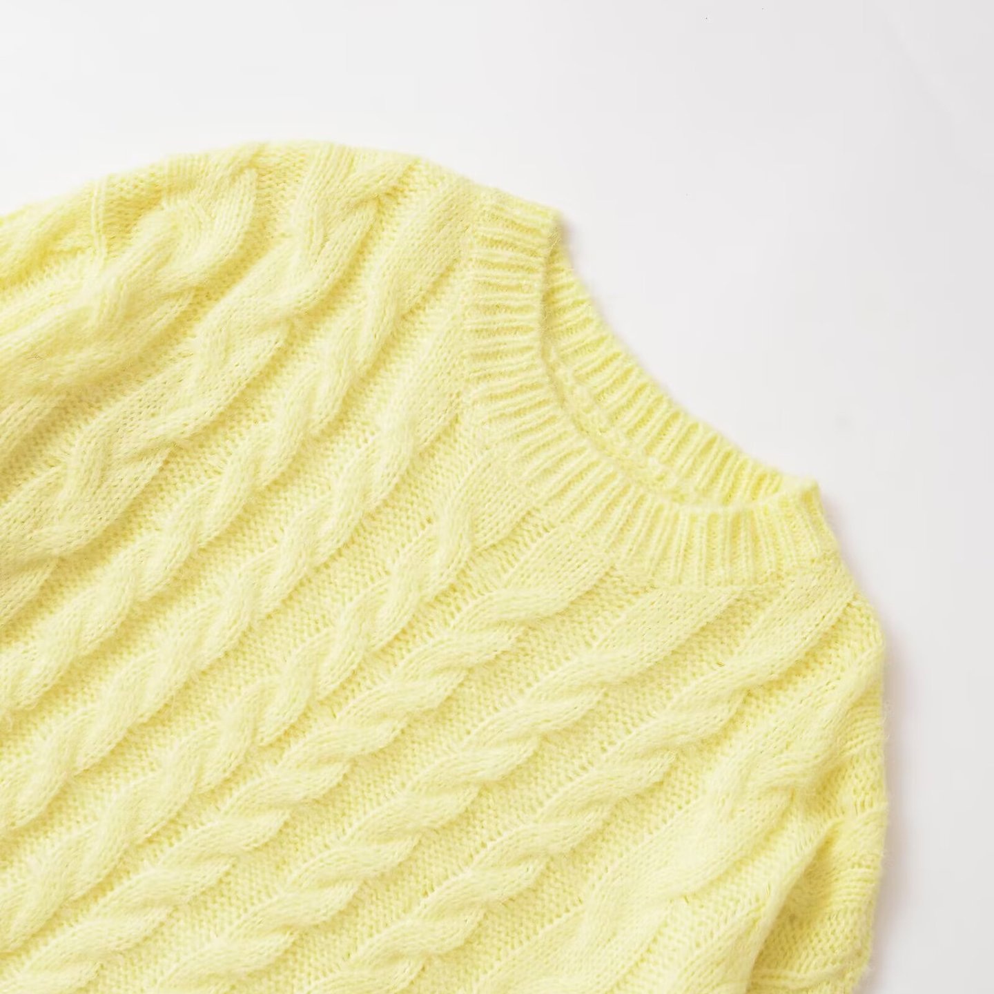 Maglione lavorato a maglia grossa con trecce, modello KUN-00007