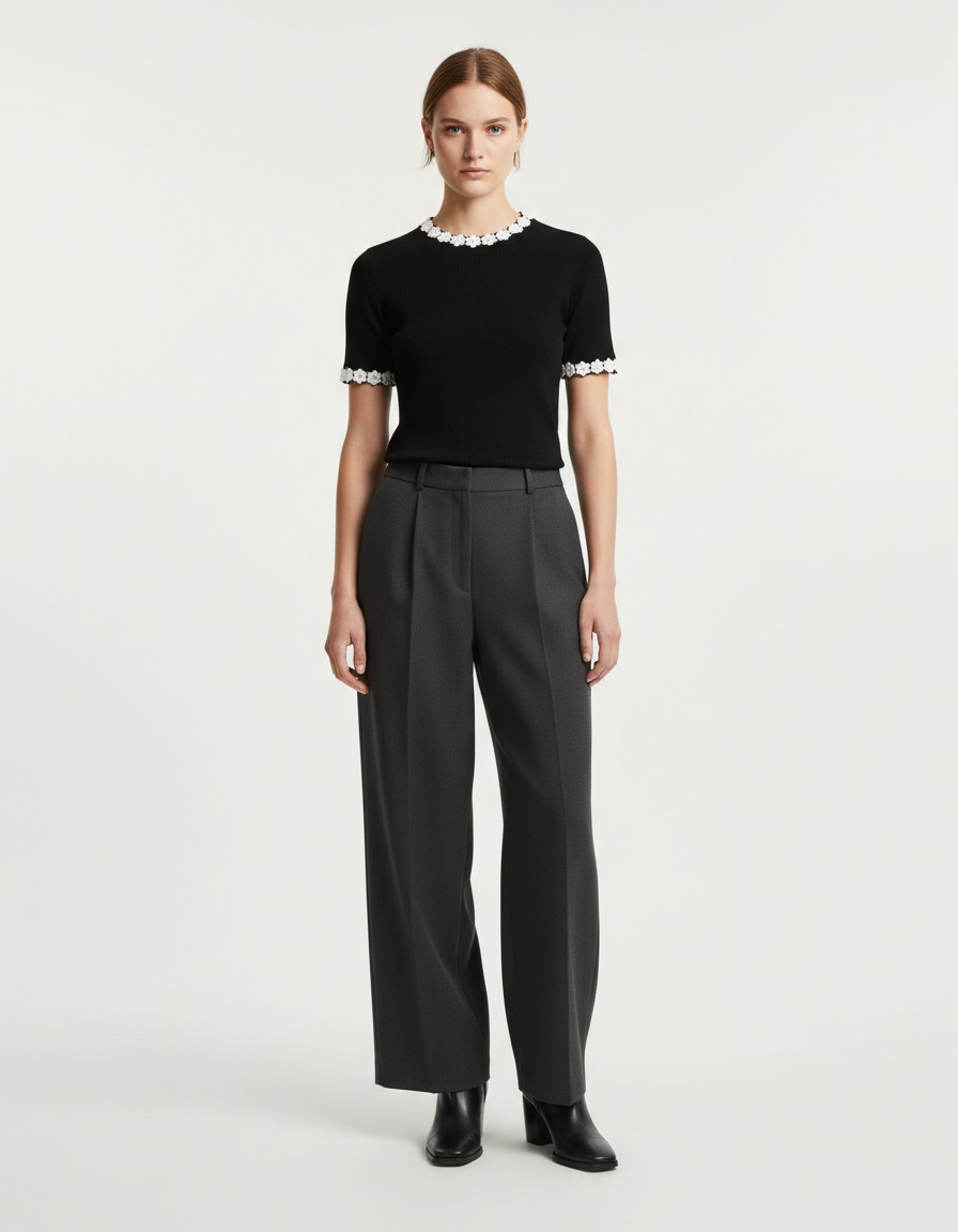 T-shirt girocollo slim fit da donna con applicazioni floreali KUN-00018