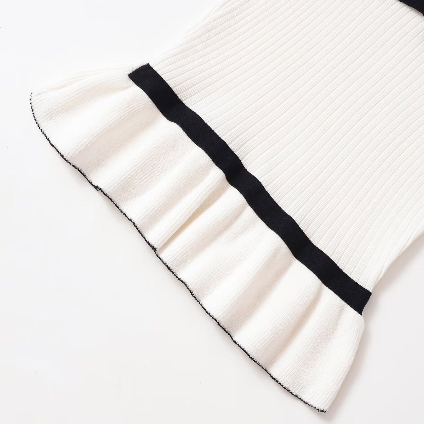 Maglia a coste con blocchi di colore e fiocco, modello KUN-00029