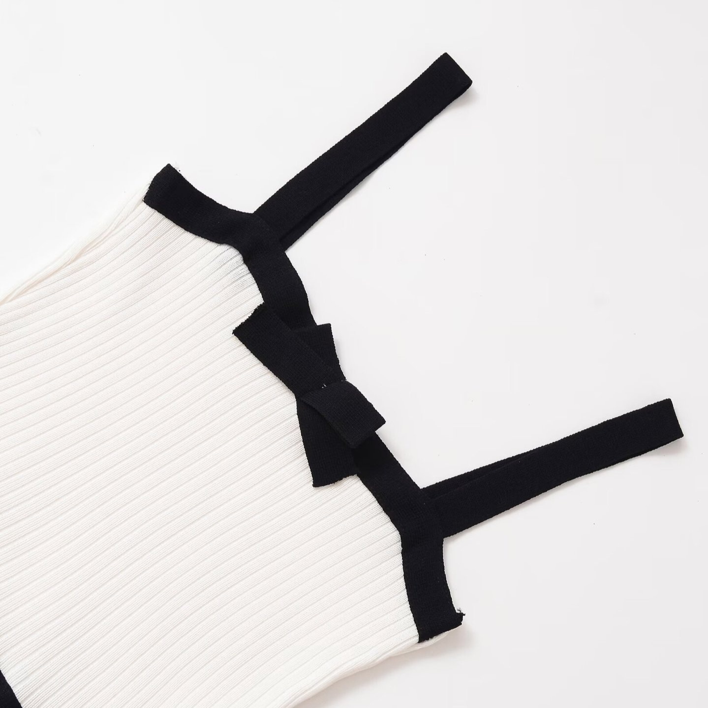 Maglia a coste con blocchi di colore e fiocco, modello KUN-00029