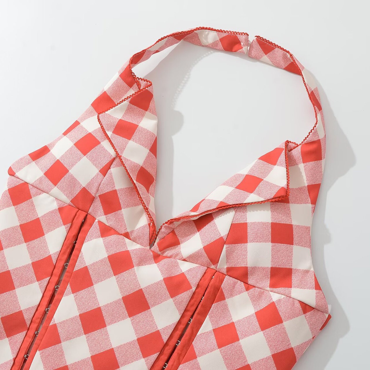 Top corto senza schienale con scollo all'americana e stampa a quadri rossi KUN-00089