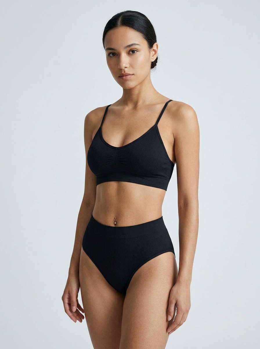 Conjunto de sujetador triangular sexy para mujer con forma de S que estiliza la figura.