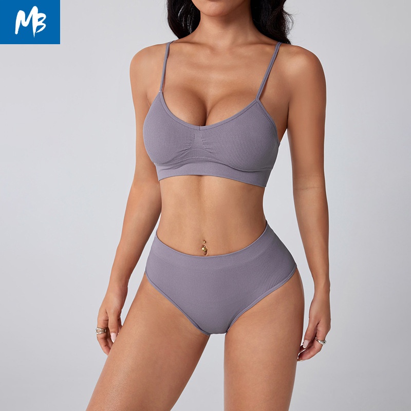 Conjunto de sujetador triangular sexy para mujer con forma de S que estiliza la figura.