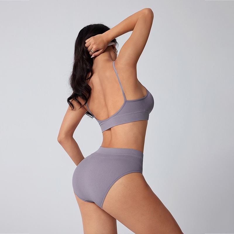 Conjunto de sujetador triangular sexy para mujer con forma de S que estiliza la figura.