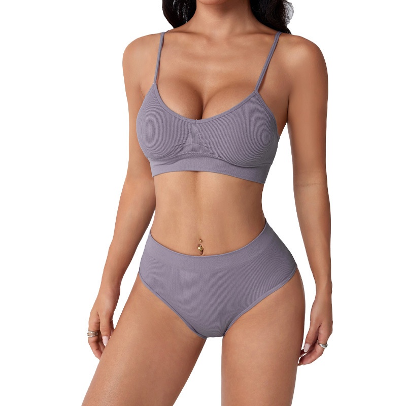 Conjunto de sujetador triangular sexy para mujer con forma de S que estiliza la figura.