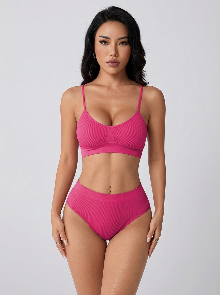 Conjunto de sujetador triangular sexy para mujer con forma de S que estiliza la figura.