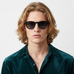 BS2503-0359_Black_Oval_Plastic_Sunglasses_model