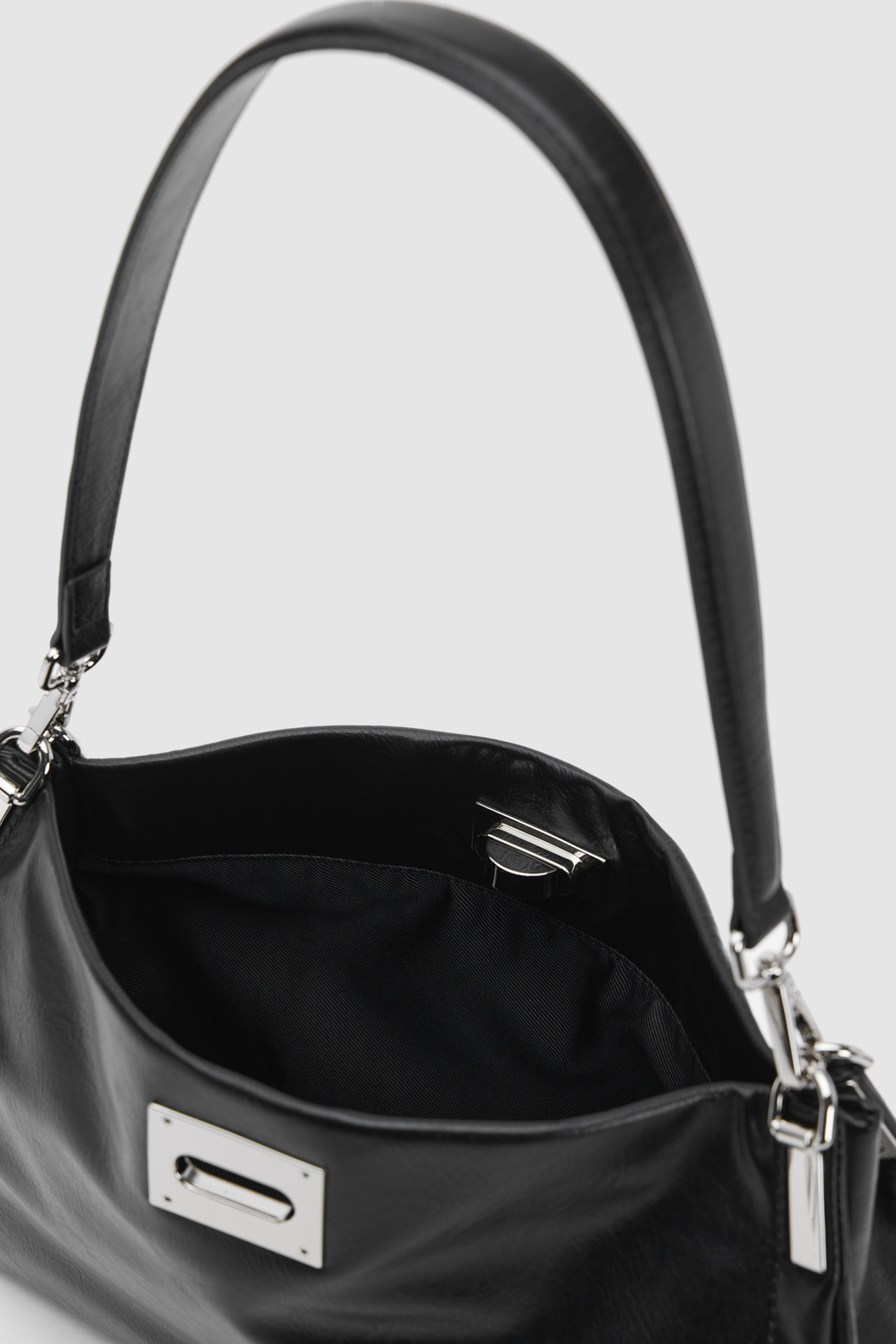 Schicke Schultertasche aus Kunstleder mit Drehverschluss