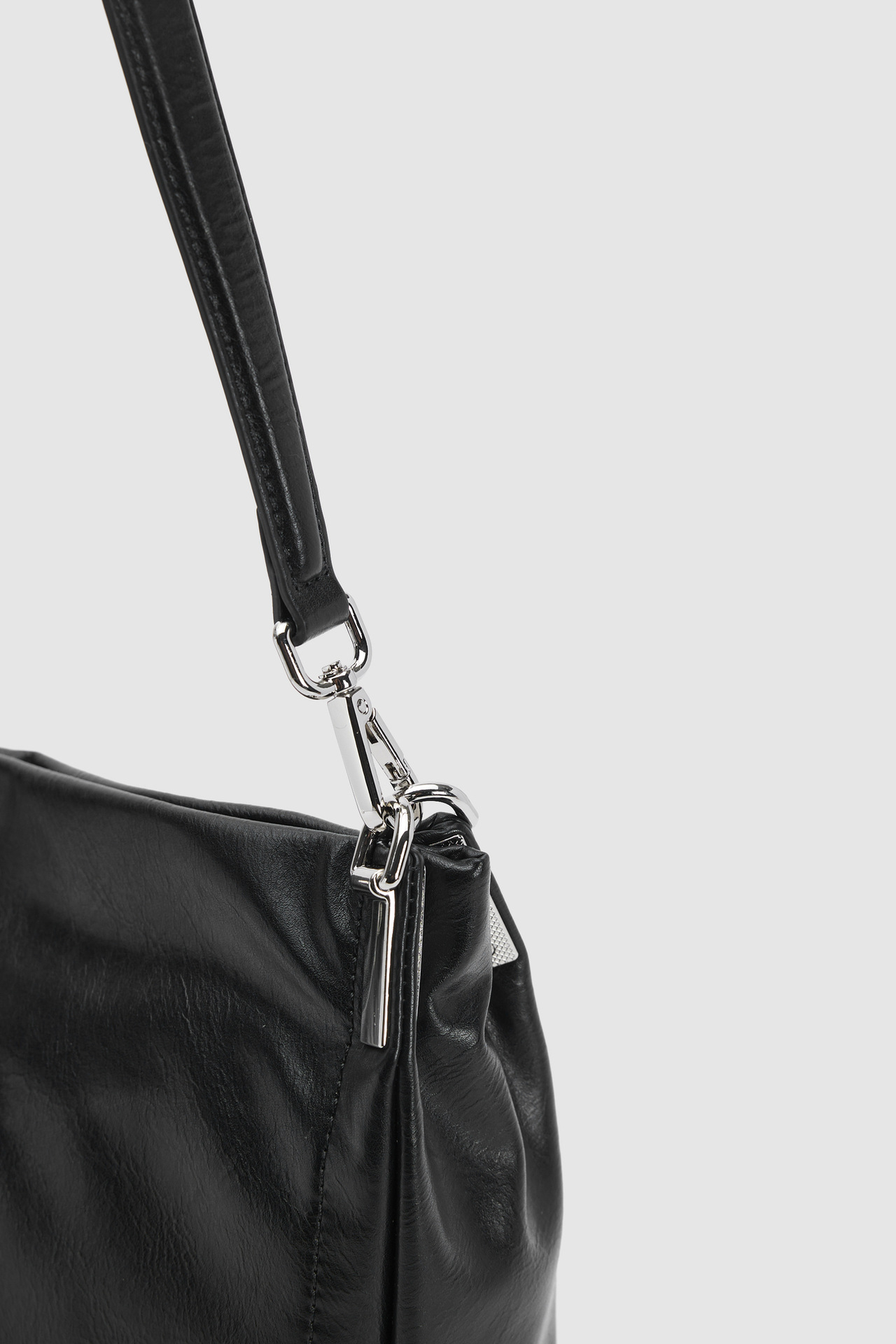 Schicke Schultertasche aus Kunstleder mit Drehverschluss
