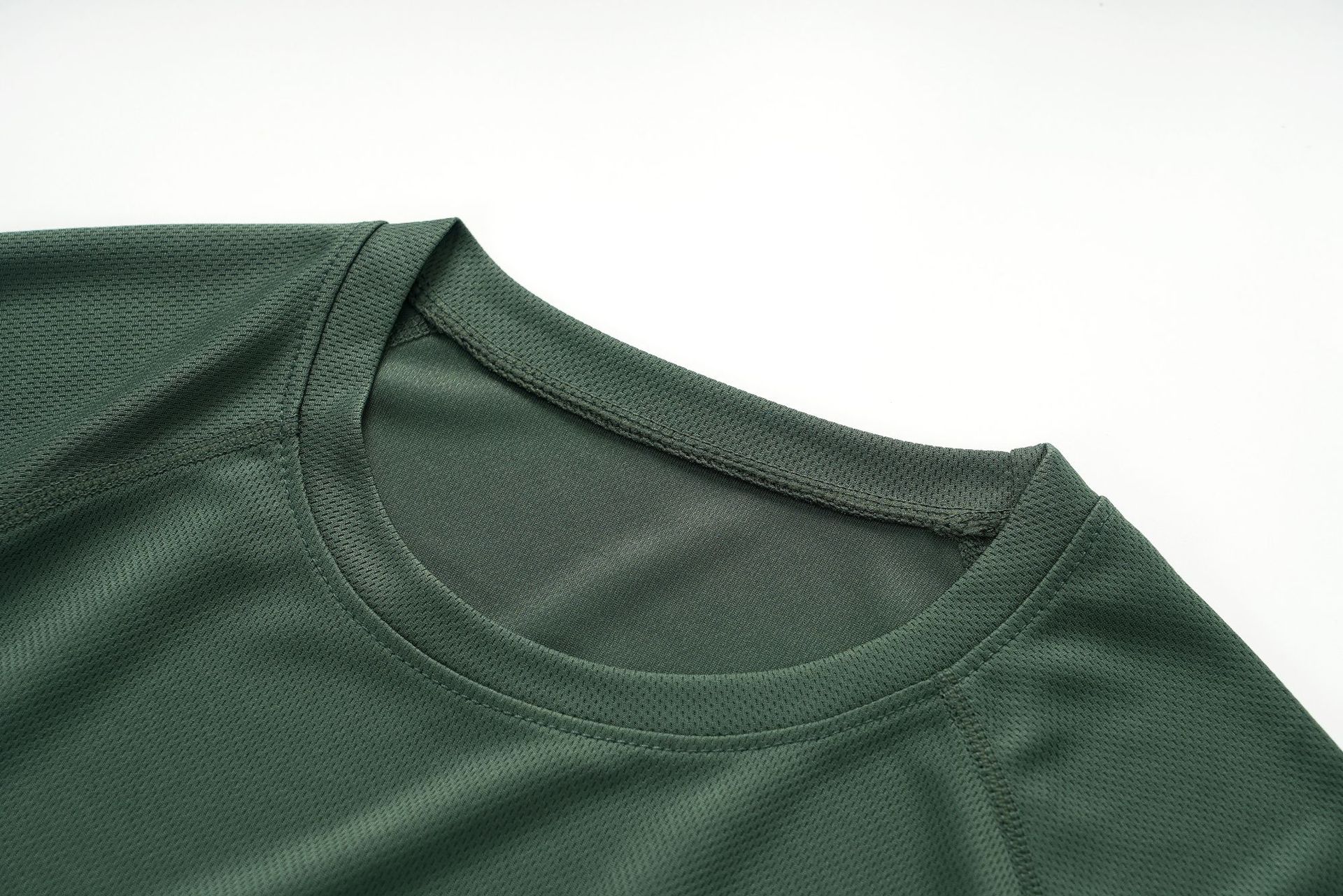 Athletic Fit Quick-dry Men's T-shirt: Breathable Performance Top for Gym and Training