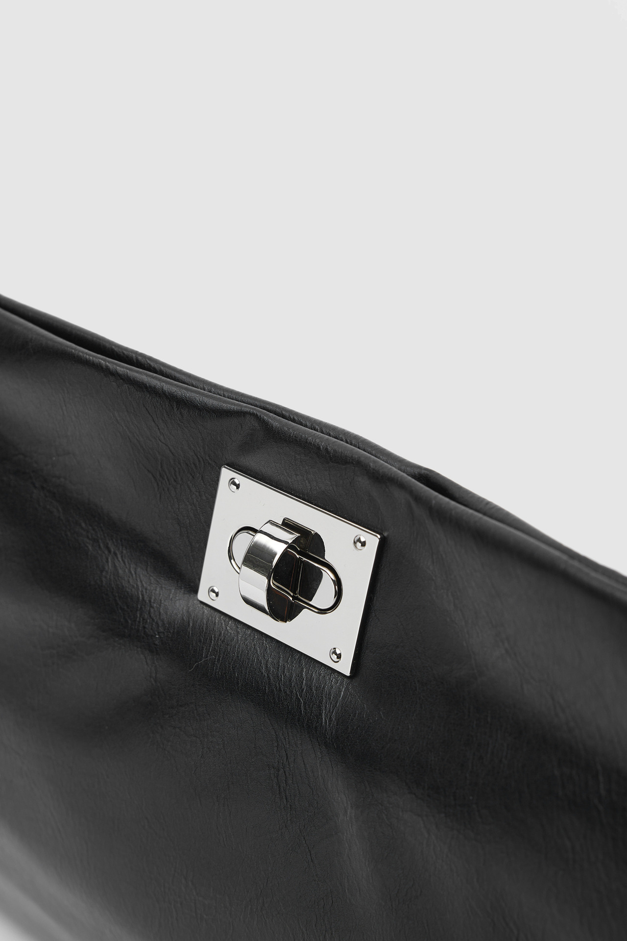Schicke Schultertasche aus Kunstleder mit Drehverschluss