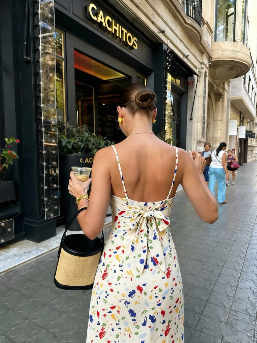 Elegante abito sottoveste midi con stampa astratta e laccetti sul retro.