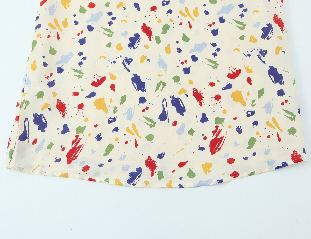 Elegante abito sottoveste midi con stampa astratta e laccetti sul retro.