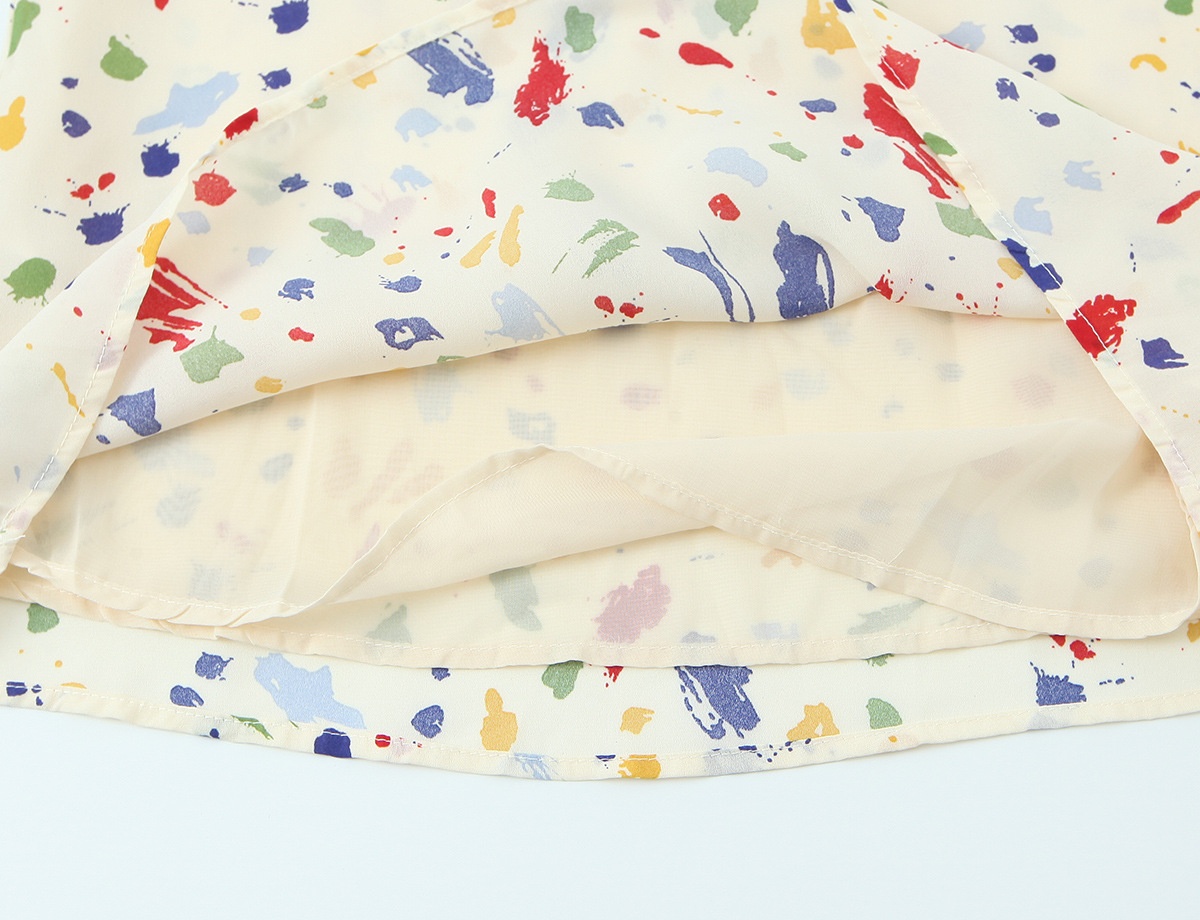 Elegante abito sottoveste midi con stampa astratta e laccetti sul retro.