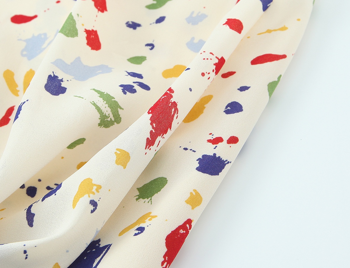 Elegante abito sottoveste midi con stampa astratta e laccetti sul retro.
