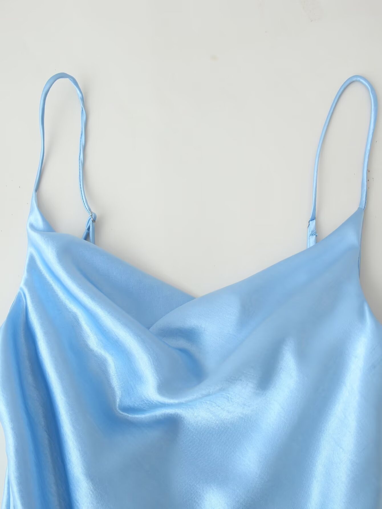 Mini abito in raso azzurro con scollo a cascata - Elegante abito sottoveste