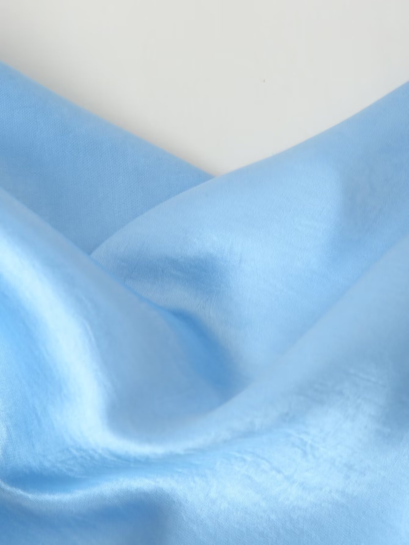 Mini abito in raso azzurro con scollo a cascata - Elegante abito sottoveste