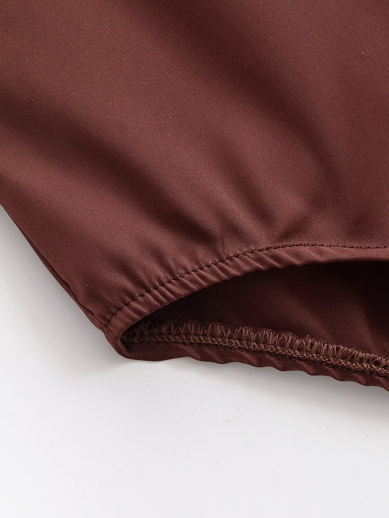 Elegante body in raso e pizzo con scollo a V - Top intimo e da indossare a strati
