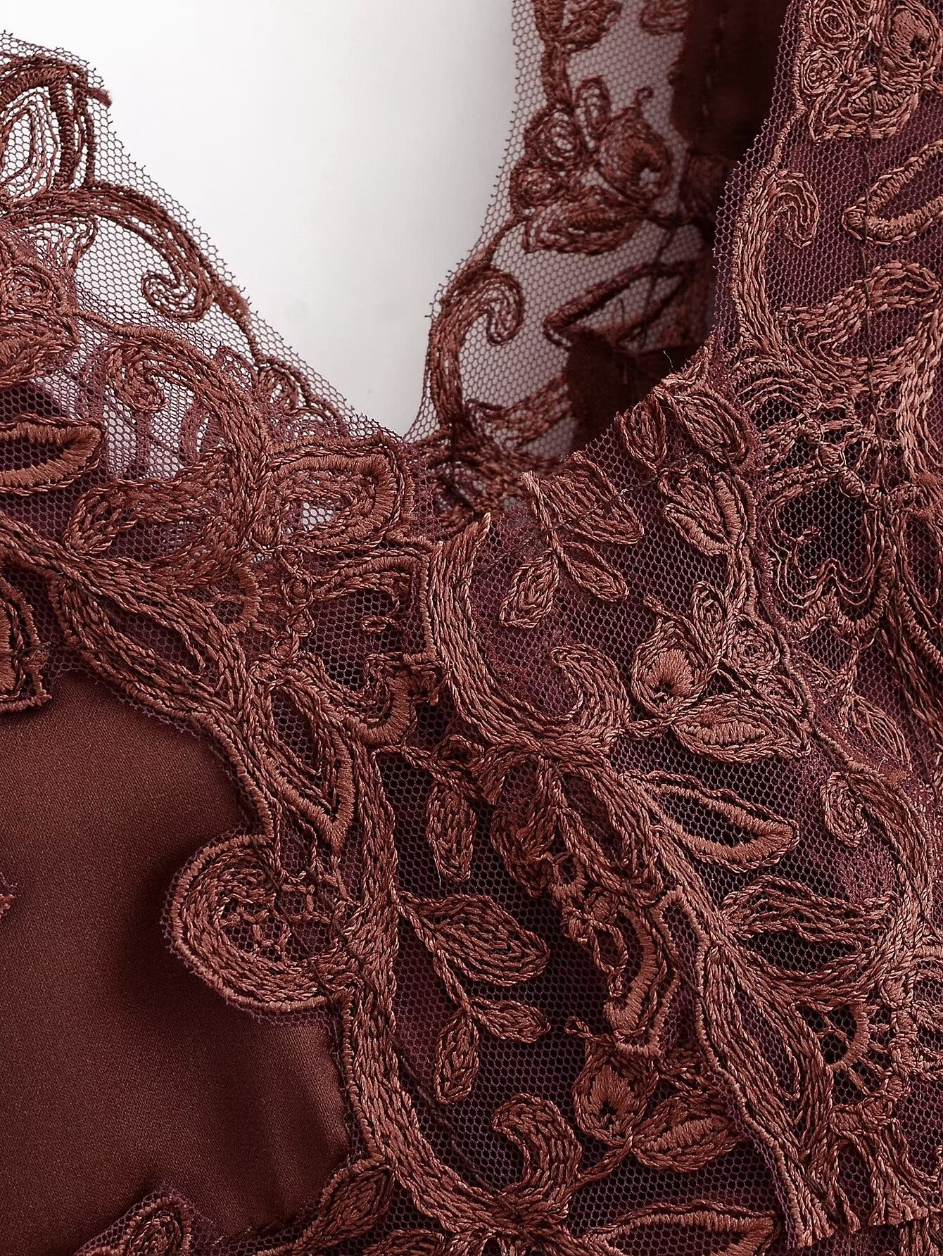 Elegante body in raso e pizzo con scollo a V - Top intimo e da indossare a strati