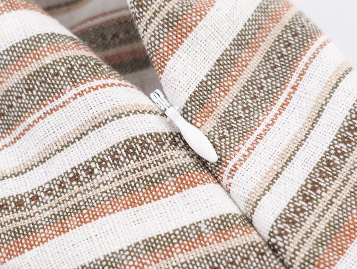 Completo composto da crop top a righe con laccetti sulle spalle e gonna midi - Chic estivo