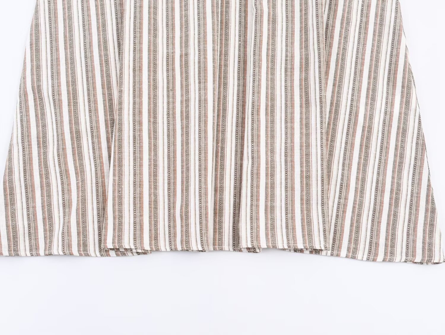 Completo composto da crop top a righe con laccetti sulle spalle e gonna midi - Chic estivo