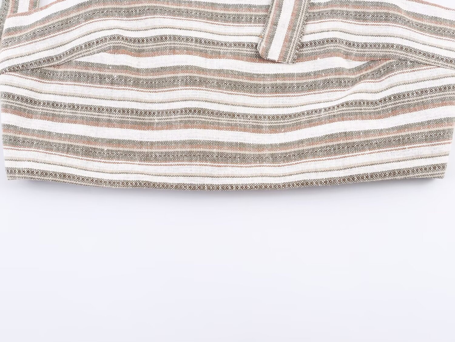 Completo composto da crop top a righe con laccetti sulle spalle e gonna midi - Chic estivo