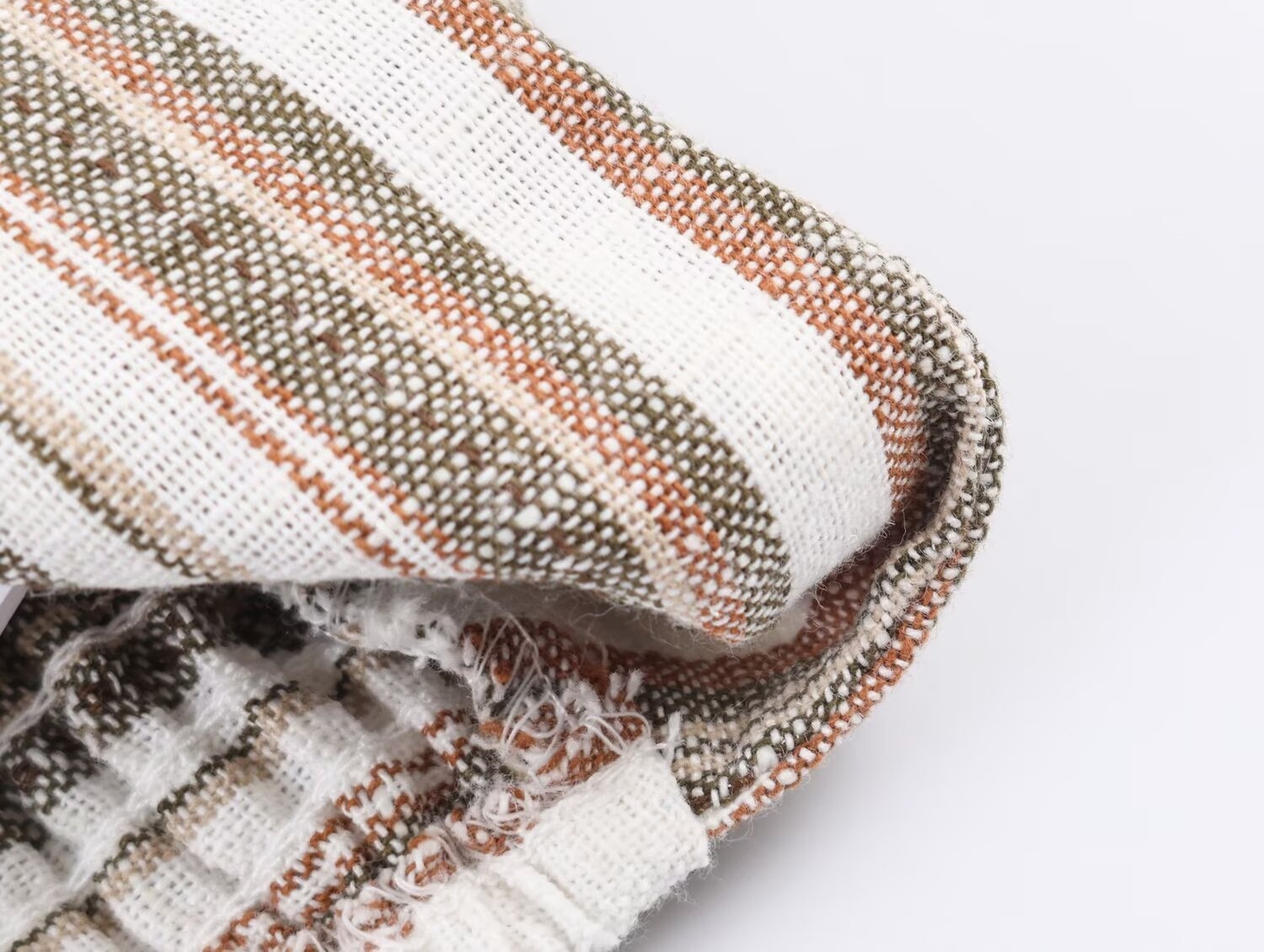 Completo composto da crop top a righe con laccetti sulle spalle e gonna midi - Chic estivo