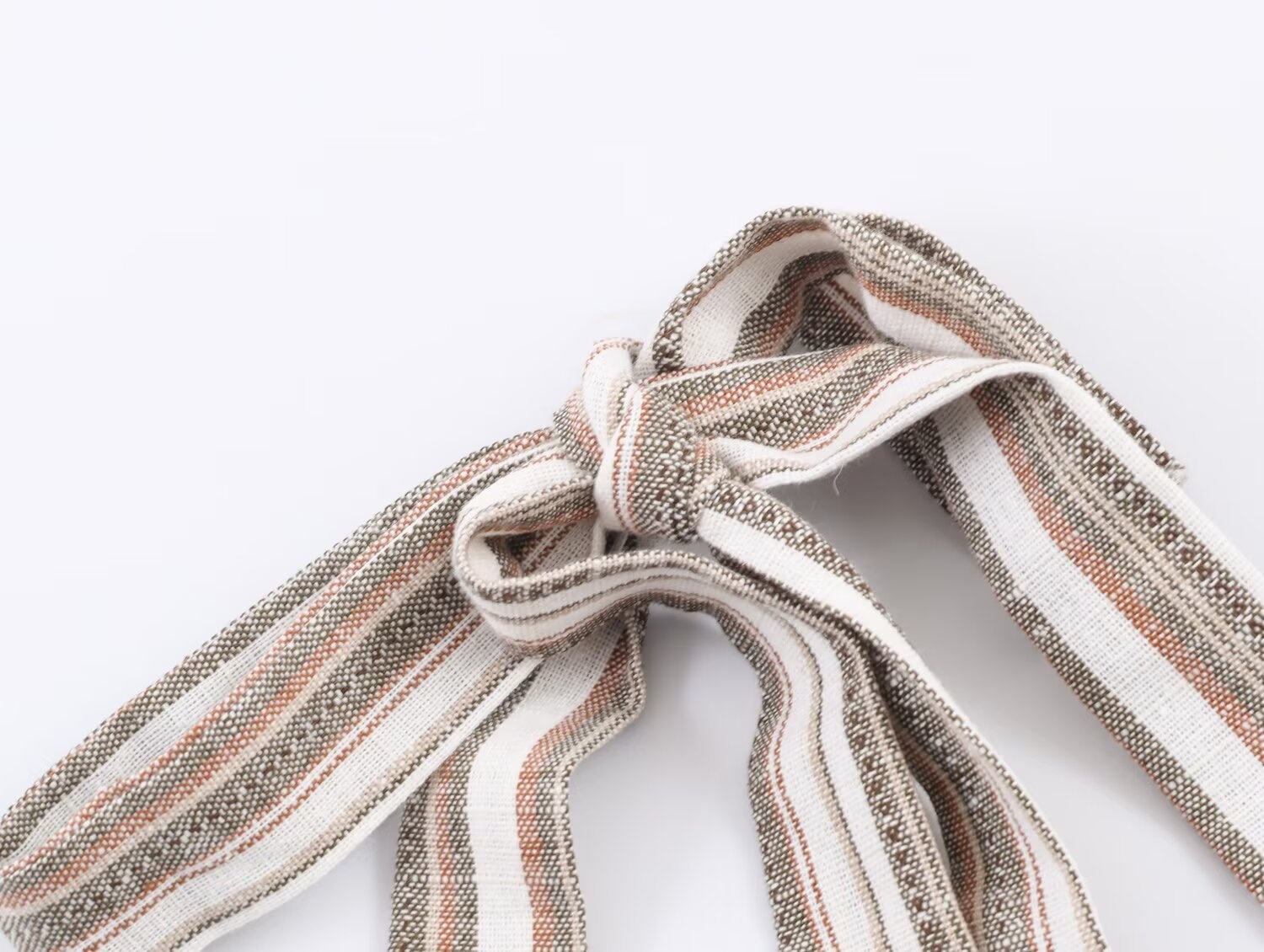 Completo composto da crop top a righe con laccetti sulle spalle e gonna midi - Chic estivo