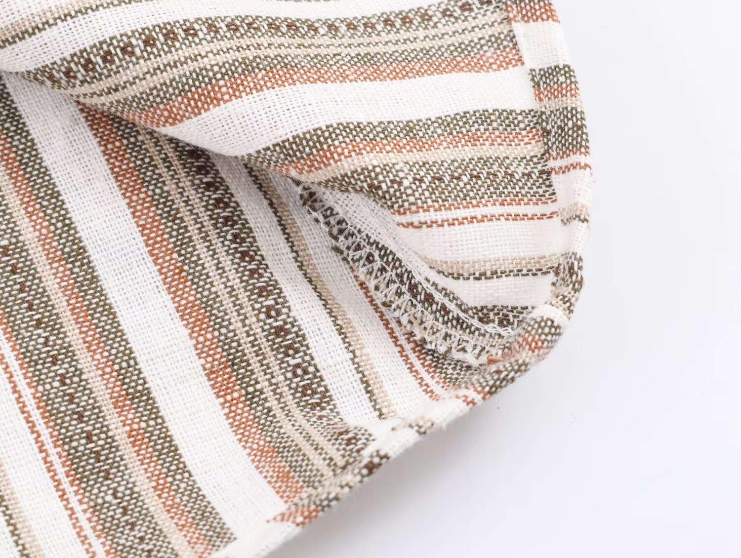 Completo composto da crop top a righe con laccetti sulle spalle e gonna midi - Chic estivo