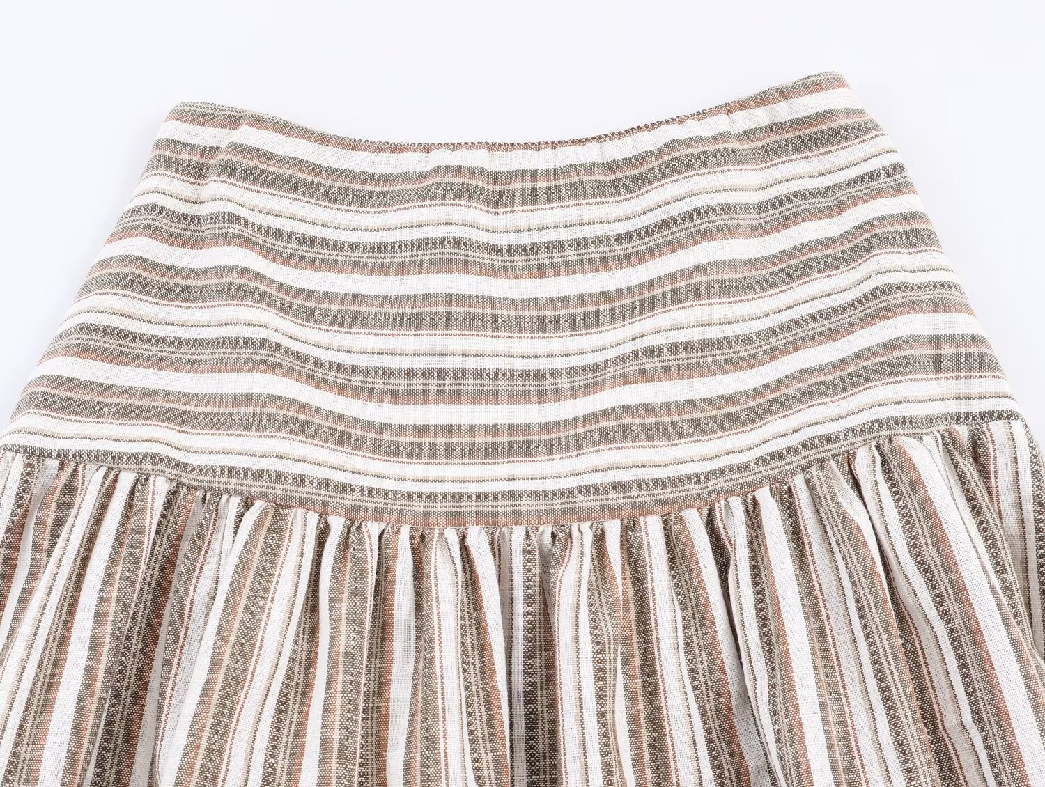 Completo composto da crop top a righe con laccetti sulle spalle e gonna midi - Chic estivo