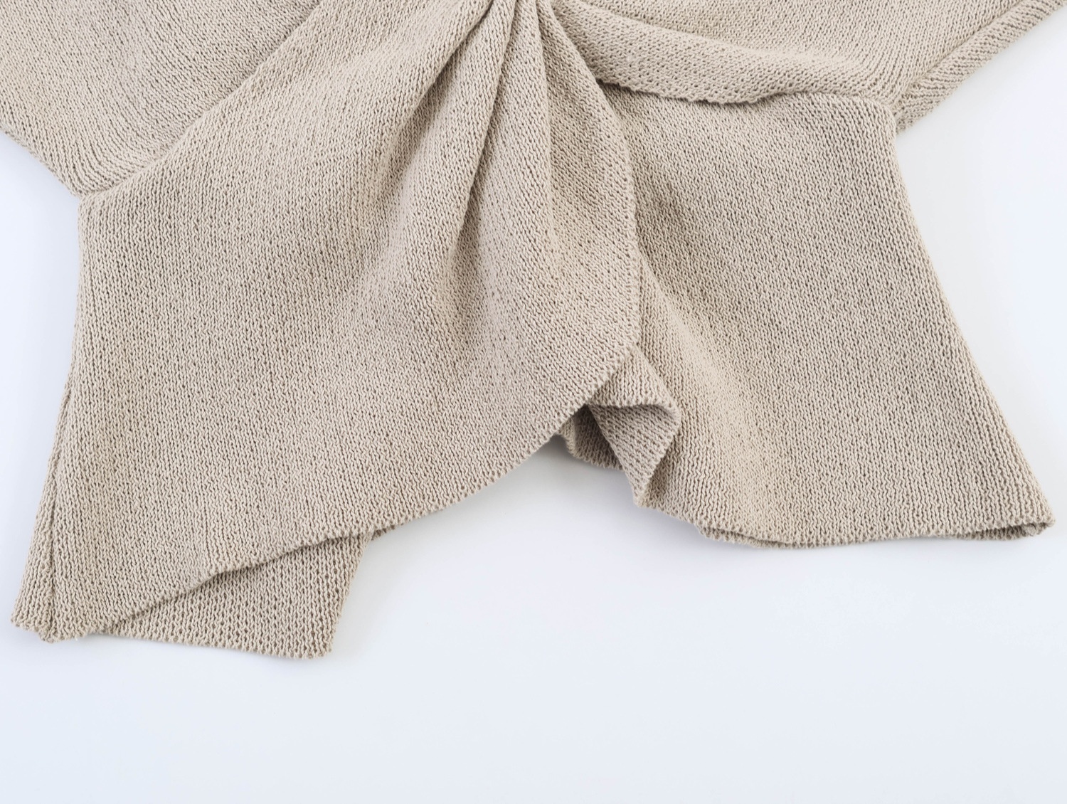 Elegante top in maglia beige con scollo a V e dettaglio intrecciato sul davanti, per donna.