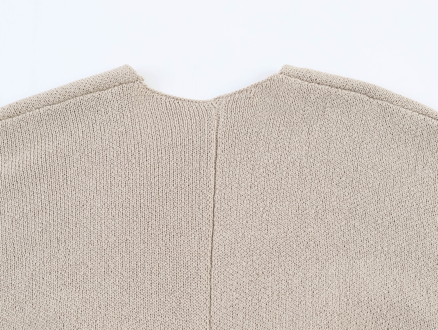 Elegante top in maglia beige con scollo a V e dettaglio intrecciato sul davanti, per donna.