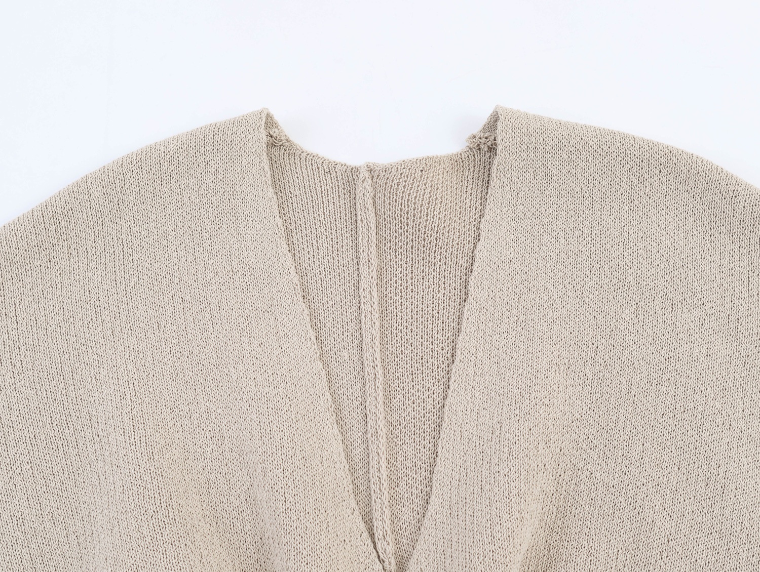Elegante top in maglia beige con scollo a V e dettaglio intrecciato sul davanti, per donna.
