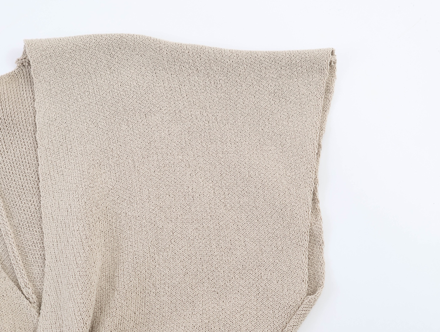 Elegante top in maglia beige con scollo a V e dettaglio intrecciato sul davanti, per donna.