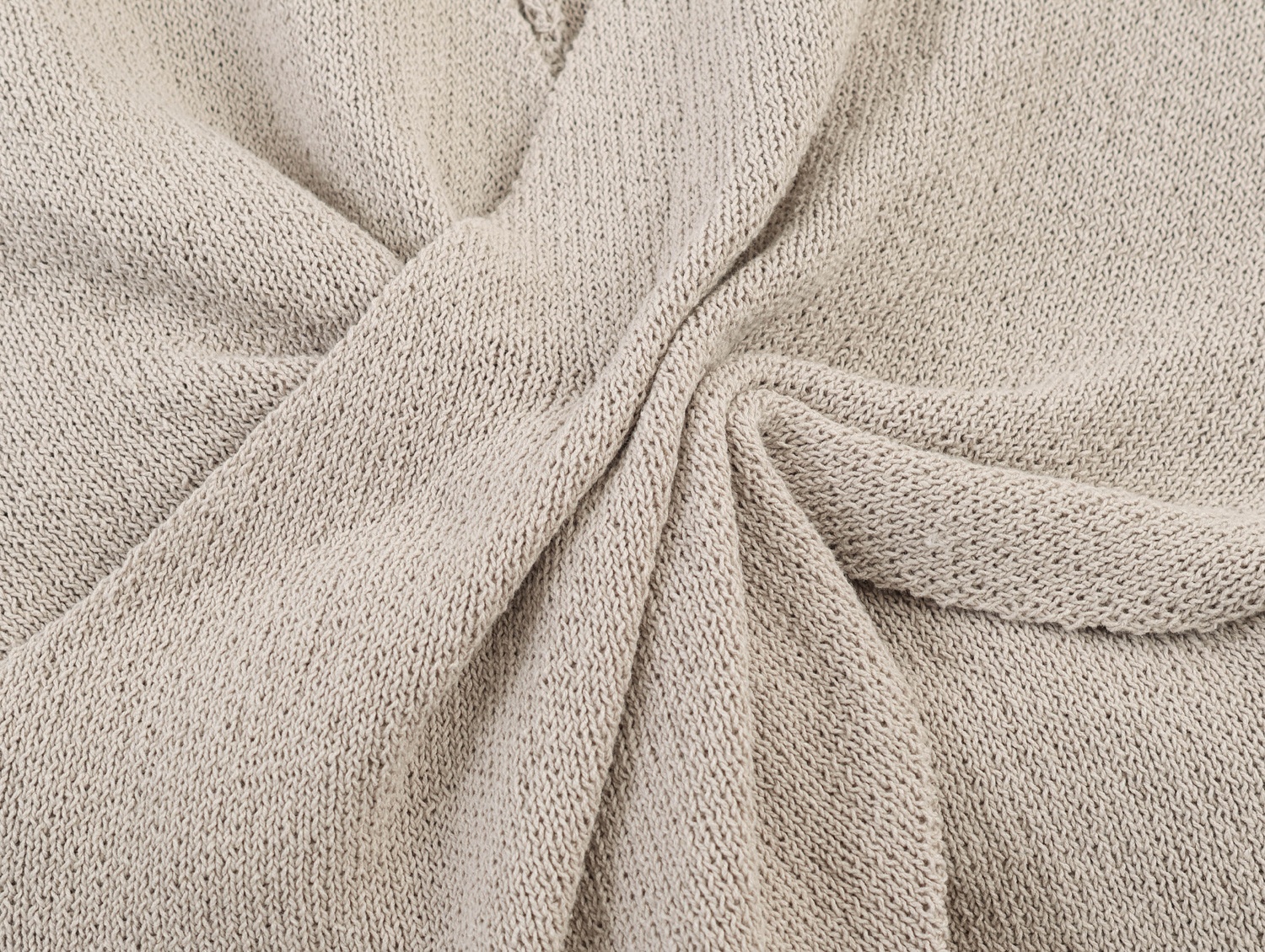 Elegante top in maglia beige con scollo a V e dettaglio intrecciato sul davanti, per donna.