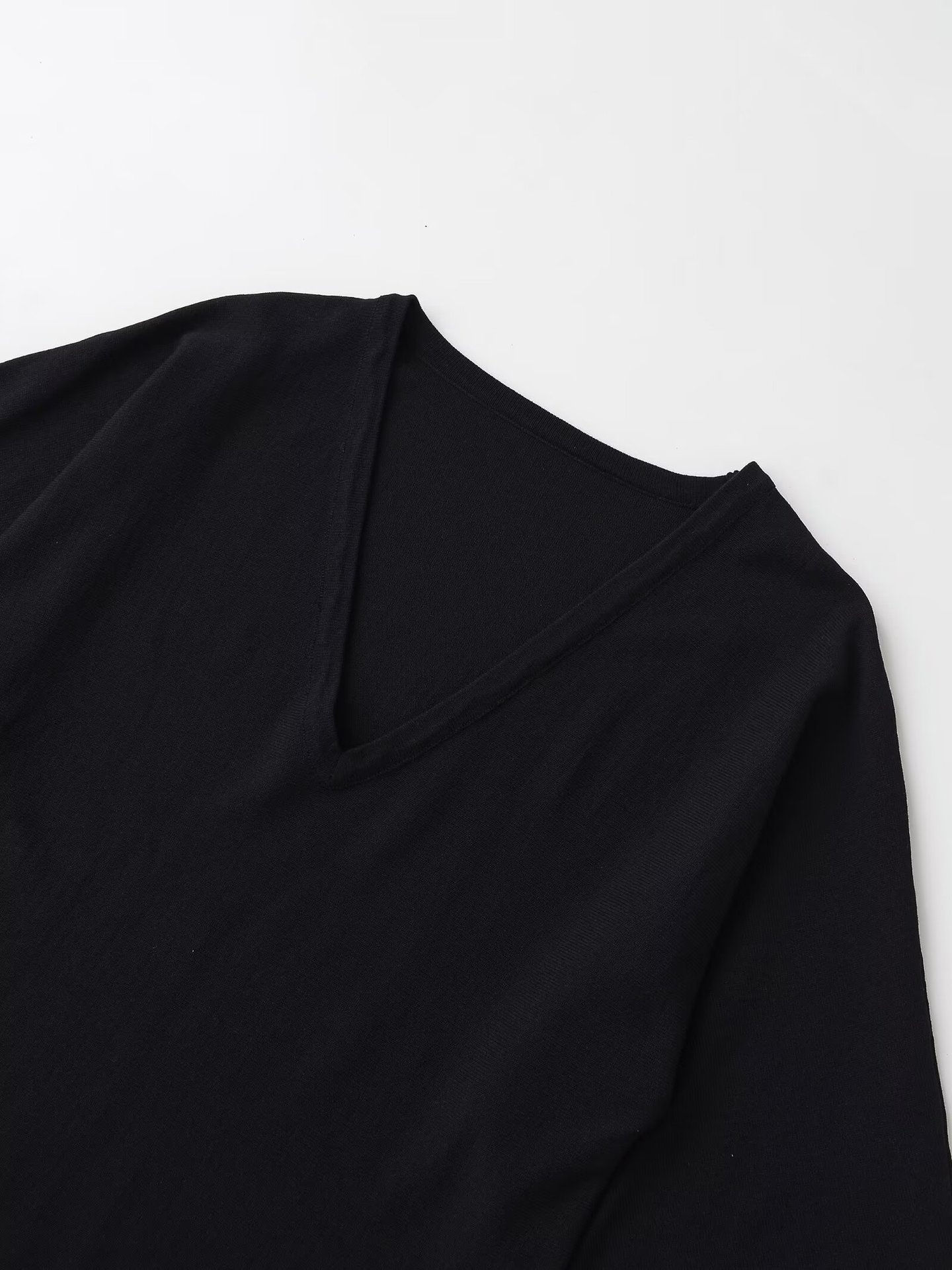 T-shirt da donna a maniche corte con scollo a V e vestibilità ampia.