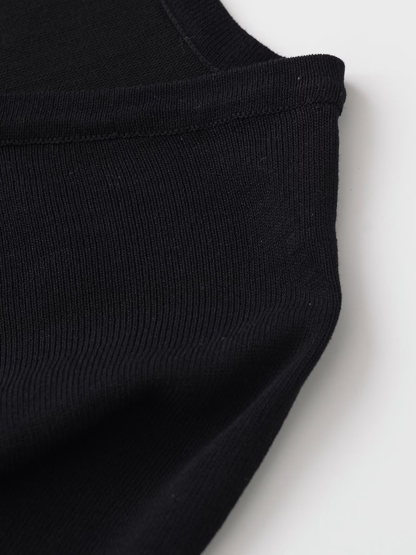 T-shirt da donna a maniche corte con scollo a V e vestibilità ampia.