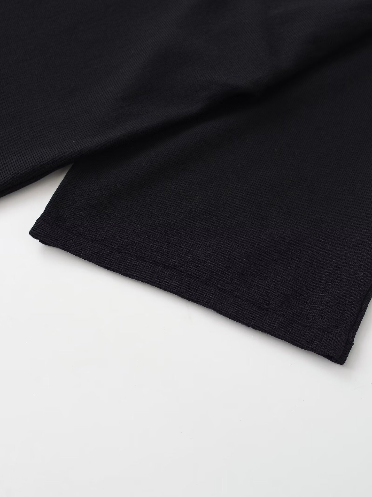 T-shirt da donna a maniche corte con scollo a V e vestibilità ampia.