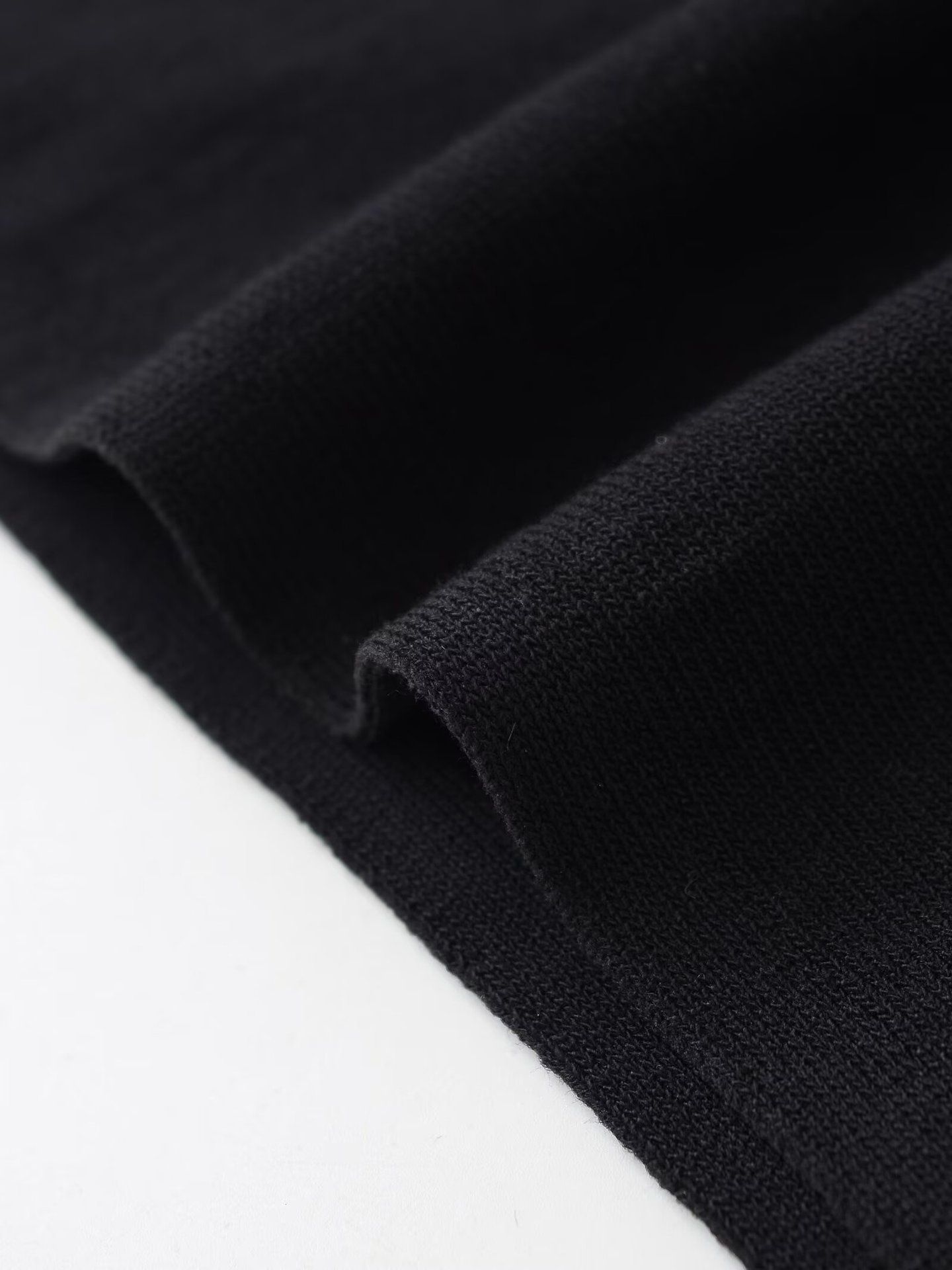 T-shirt da donna a maniche corte con scollo a V e vestibilità ampia.