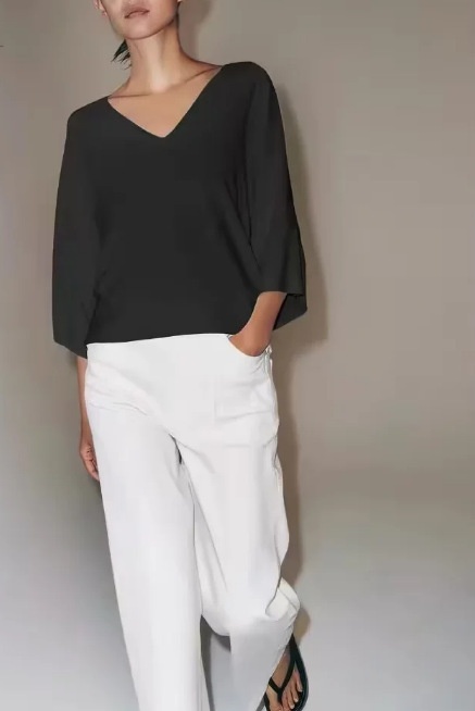 T-shirt da donna a maniche corte con scollo a V e vestibilità ampia.