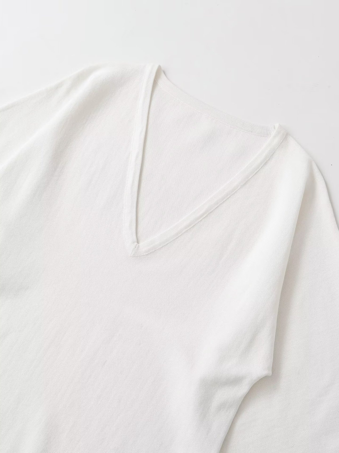 T-shirt da donna a maniche corte con scollo a V e vestibilità ampia.