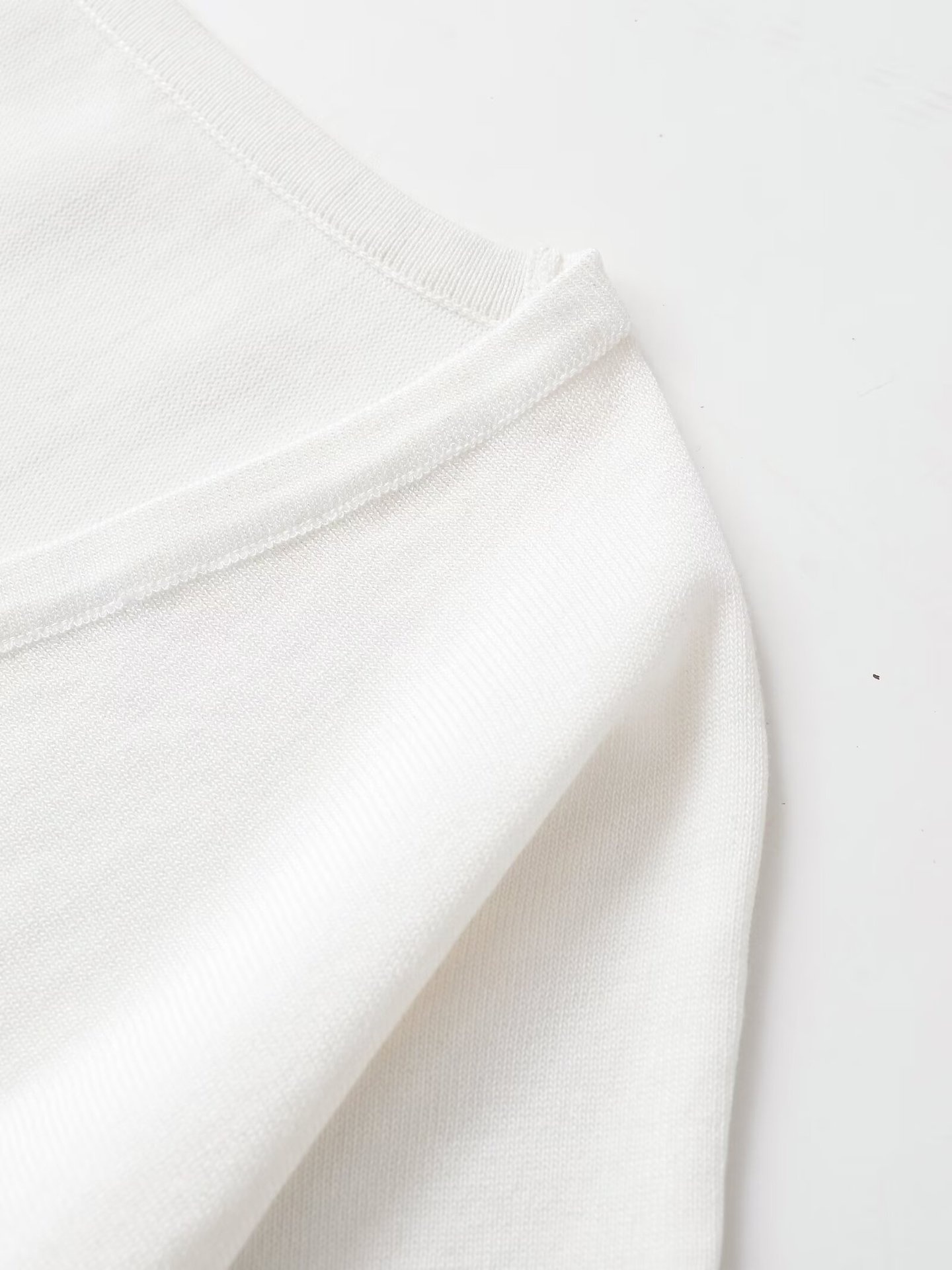 T-shirt da donna a maniche corte con scollo a V e vestibilità ampia.