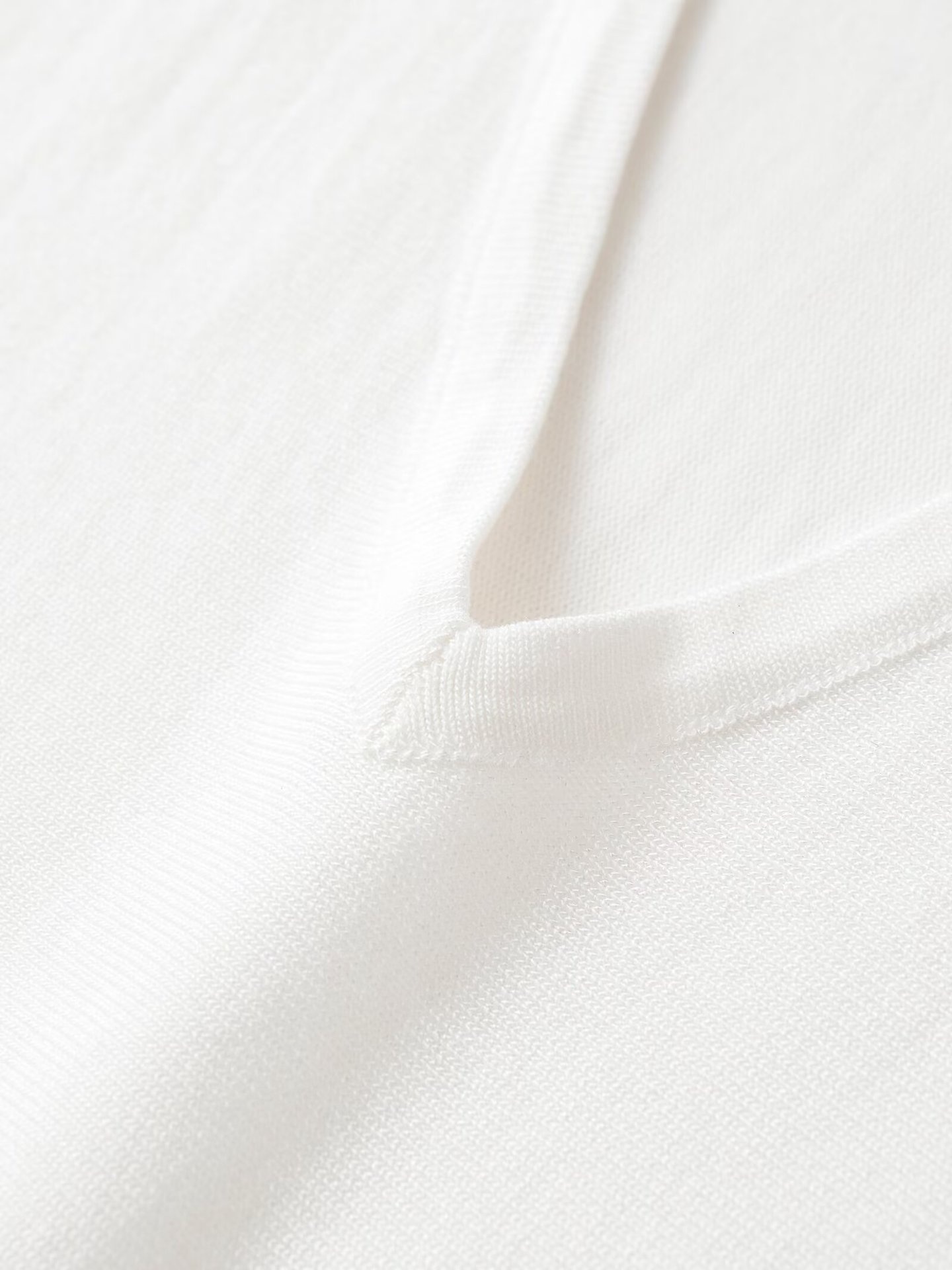 T-shirt da donna a maniche corte con scollo a V e vestibilità ampia.