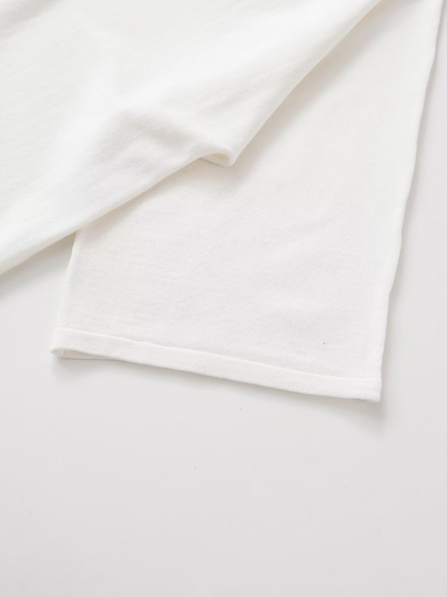 T-shirt da donna a maniche corte con scollo a V e vestibilità ampia.