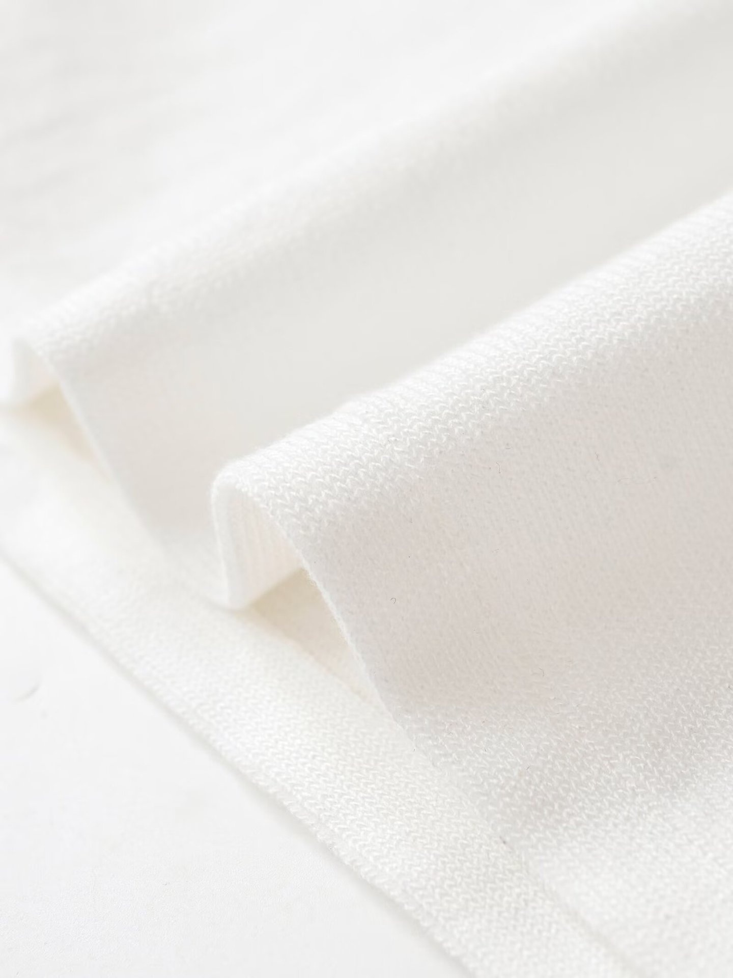 T-shirt da donna a maniche corte con scollo a V e vestibilità ampia.