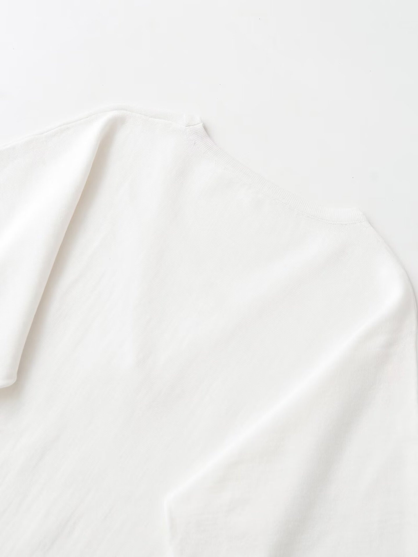 T-shirt da donna a maniche corte con scollo a V e vestibilità ampia.