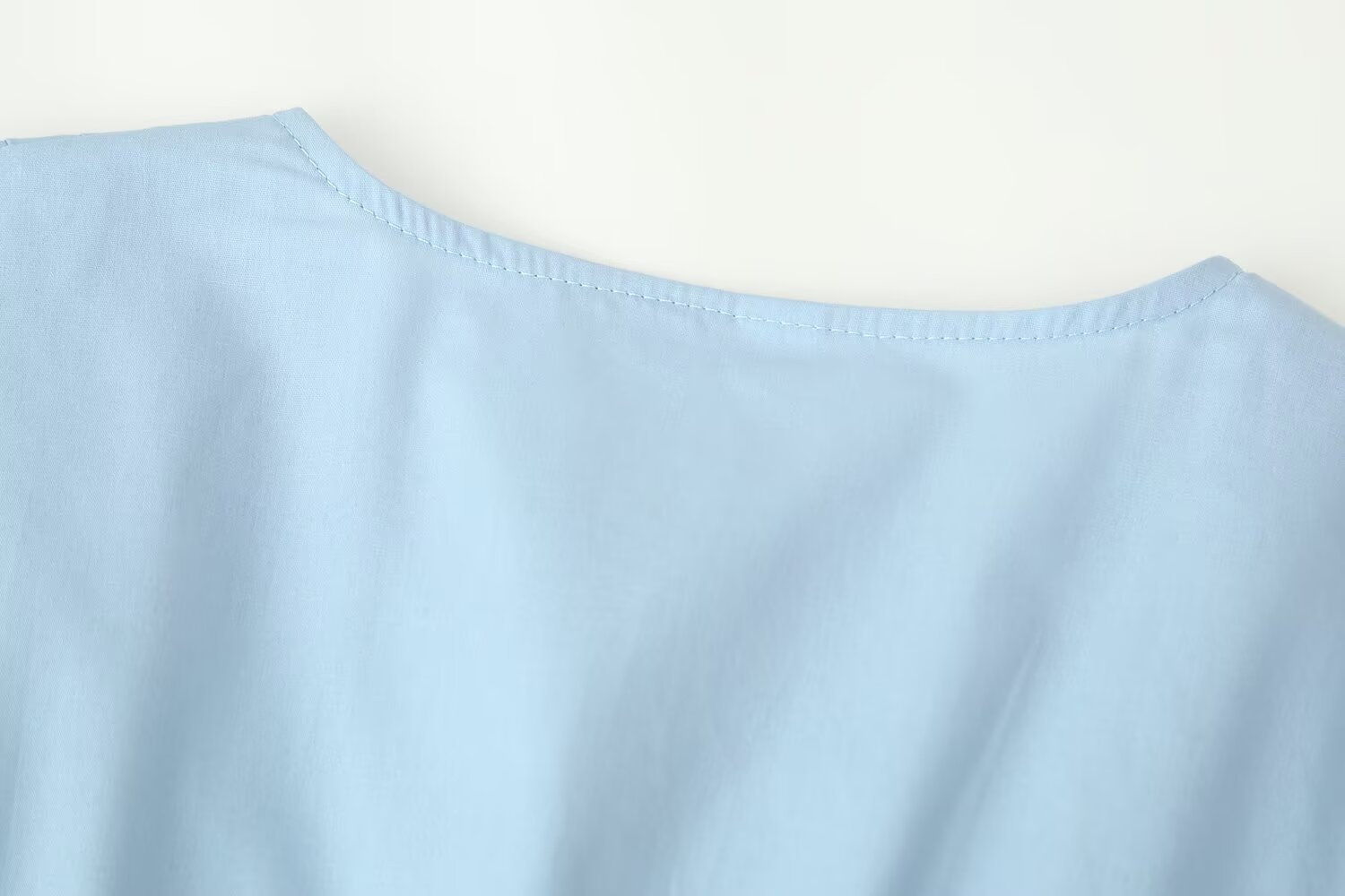 Elegante camicetta con orlo a balze e maniche a volant, caratterizzata da arricciature.