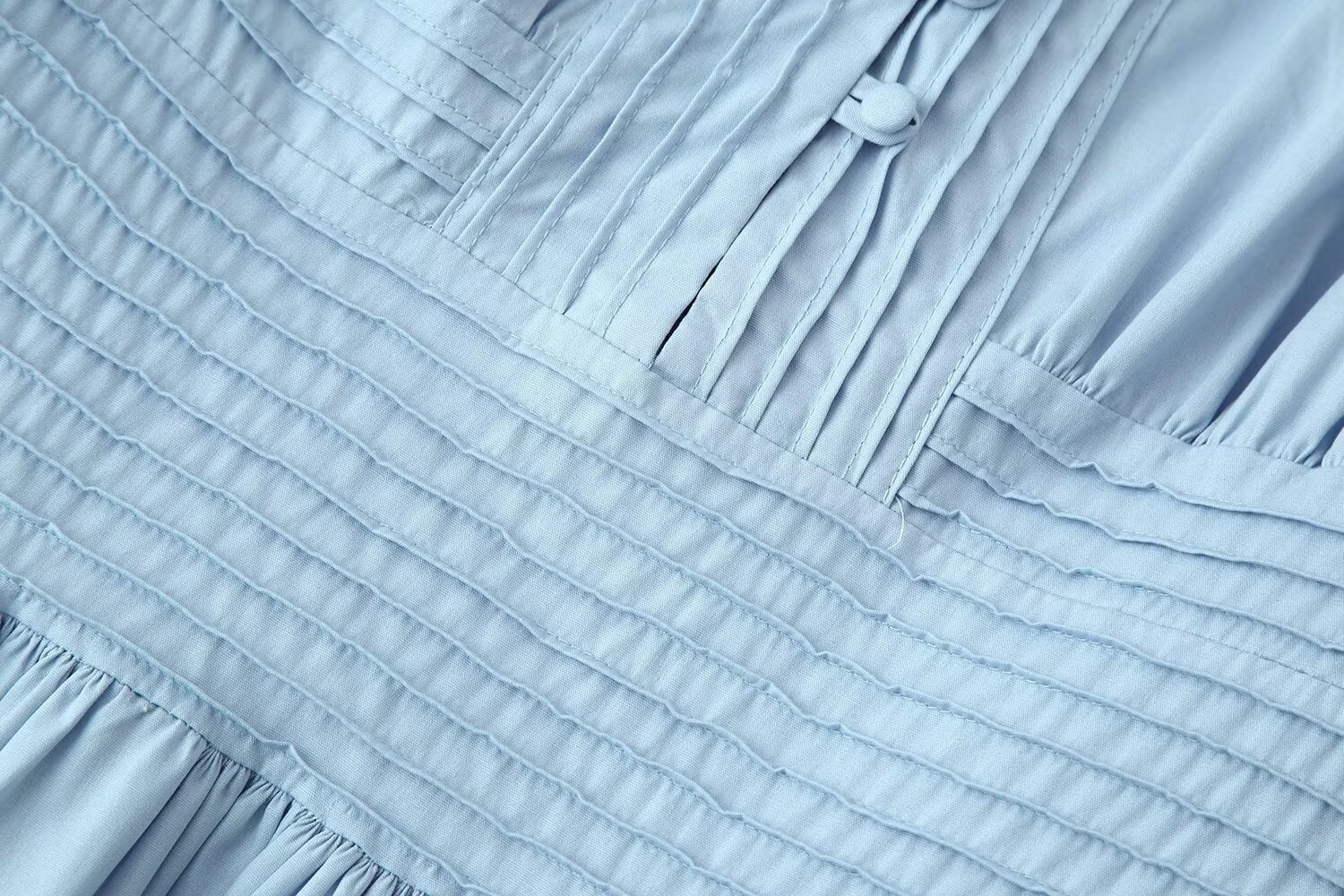 Elegante camicetta con orlo a balze e maniche a volant, caratterizzata da arricciature.