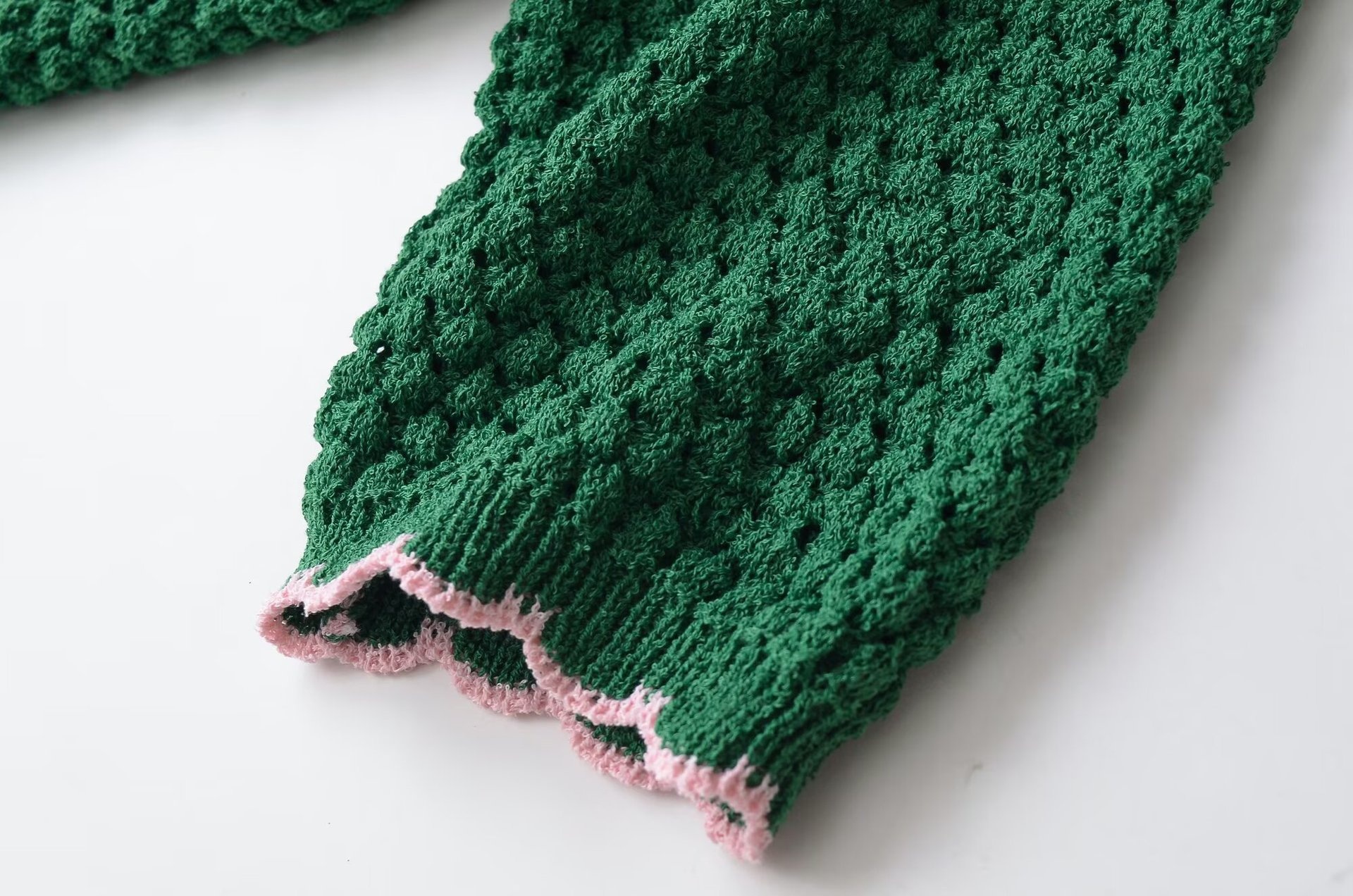 Cardigan da donna a righe verdi e rosa lavorato a maglia