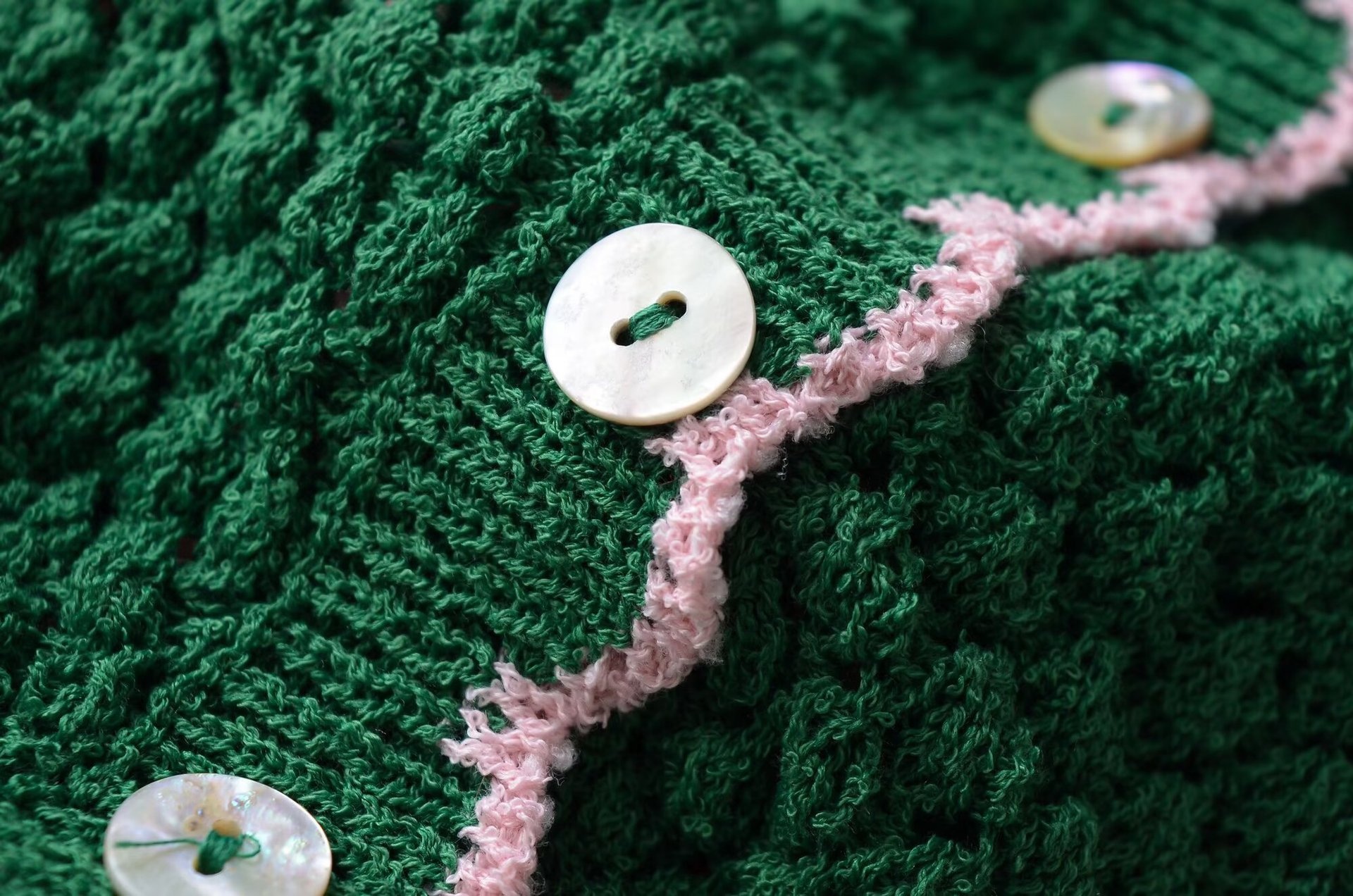 Cardigan da donna a righe verdi e rosa lavorato a maglia